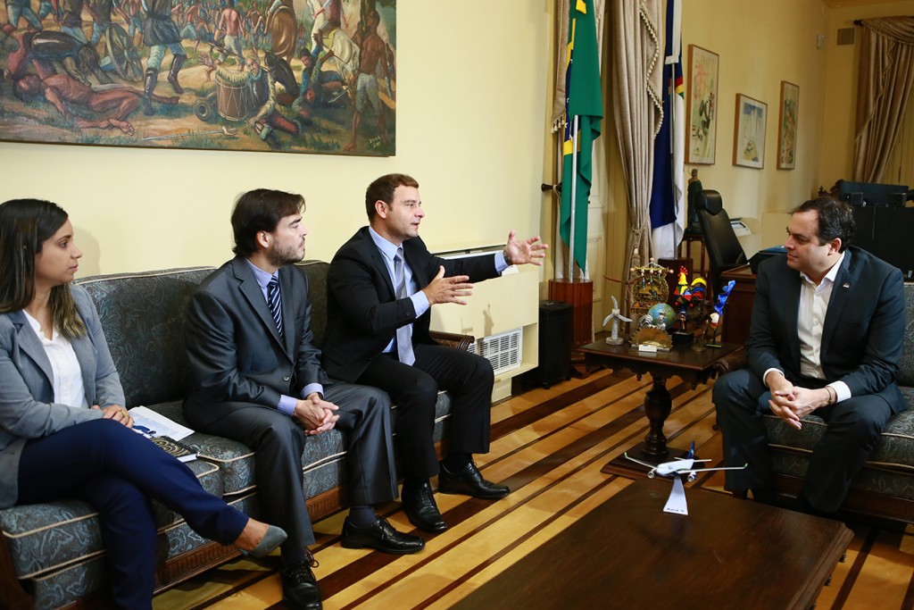 Governador Paulo Camara recebe o presidente da Azul Jose Mario Caprioli06
