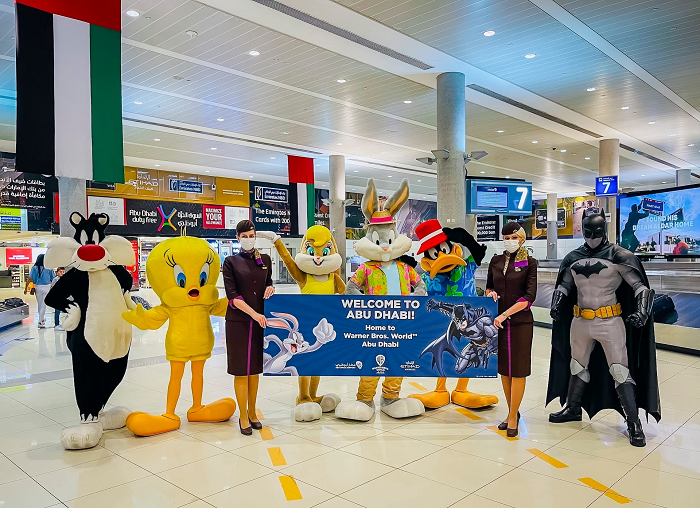 Besucher der Hauptstadt werden von Warner Bros. World™ Abu Dhabi und Etihad Airways am Abu Dhabi International Airport herzlich willkommen geheißen